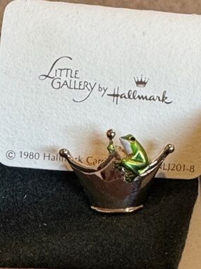 Hallmark Metallic Green Frog on Gold Crown brooch